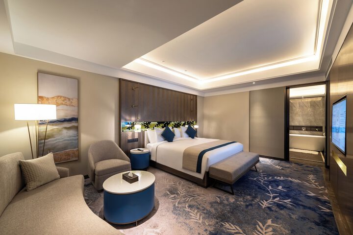 Room 33 of 80