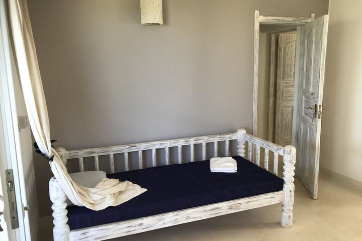 Room 5 of 138