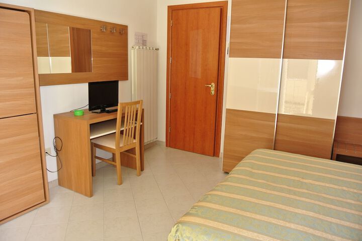 Room 10 of 90