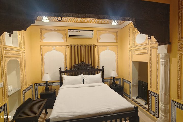 Room 6 of 33