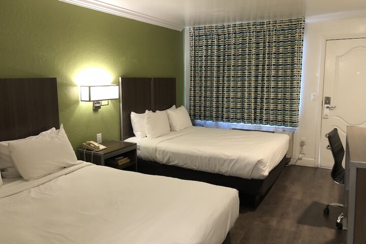 Deluxe Queen Bed (14 of 17)