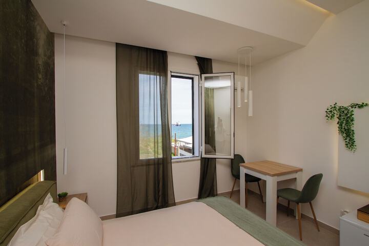 Room 6 of 90