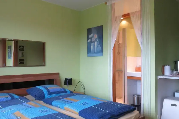 Room 4 of 16
