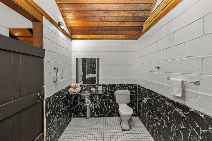 Room 32 of 71