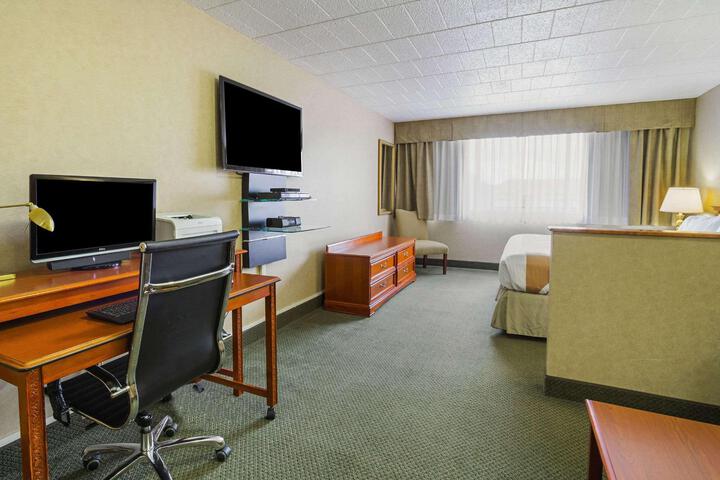 1 King Bed (2 of 17)