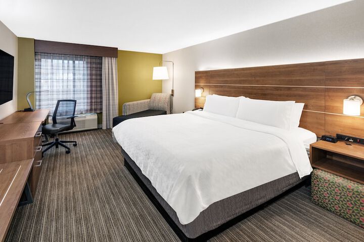1 King Bed (5 of 9)