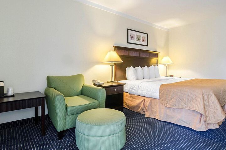 1 King Bed Accessible (4 of 21)