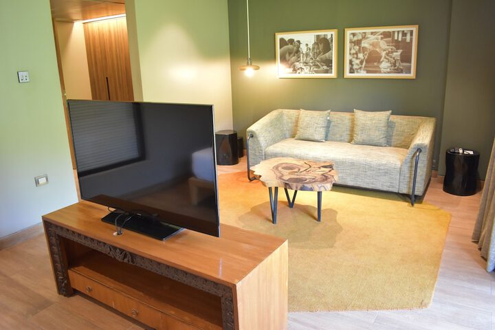 Lounge 58 of 103