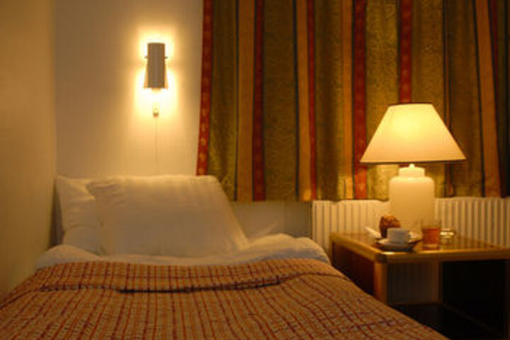 Room 27 of 40