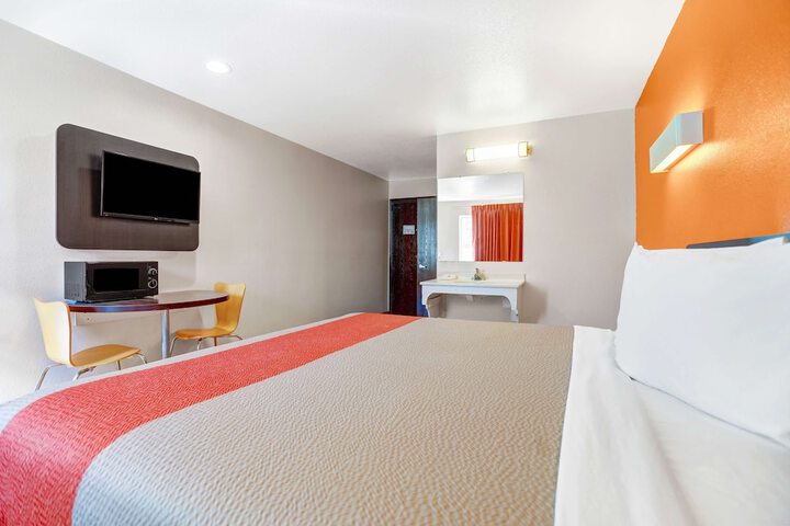 Room 8 of 24