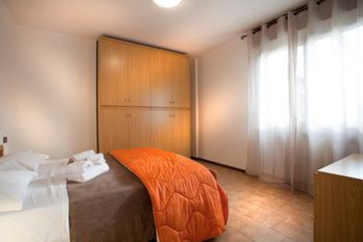 Room 6 of 15