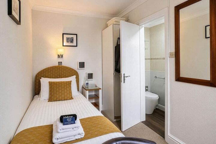 Room 33 of 64