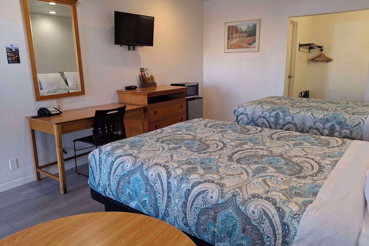 2 Double Beds (8 of 8)