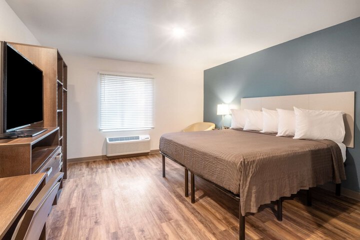 1 King Bed (2 of 19)