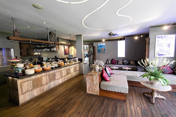 Lounge 215 of 227