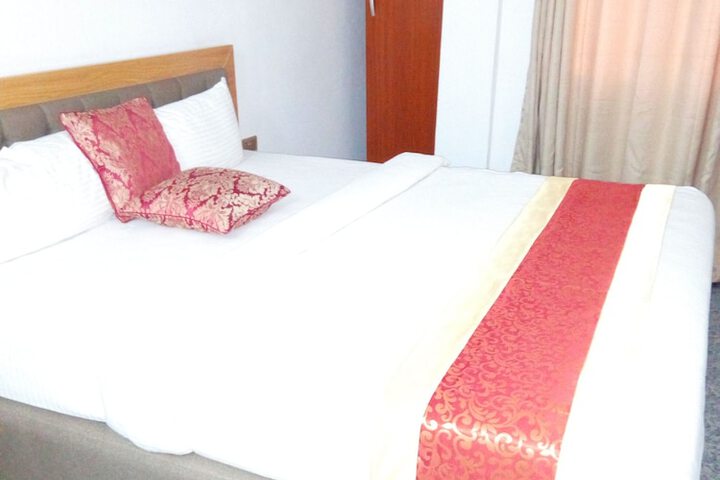 Room 6 of 13