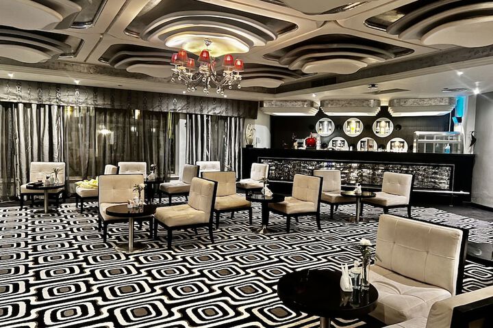 Lounge 104 of 120