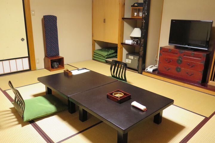 Room 9 of 32