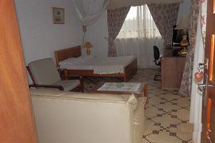 Room 10 of 12