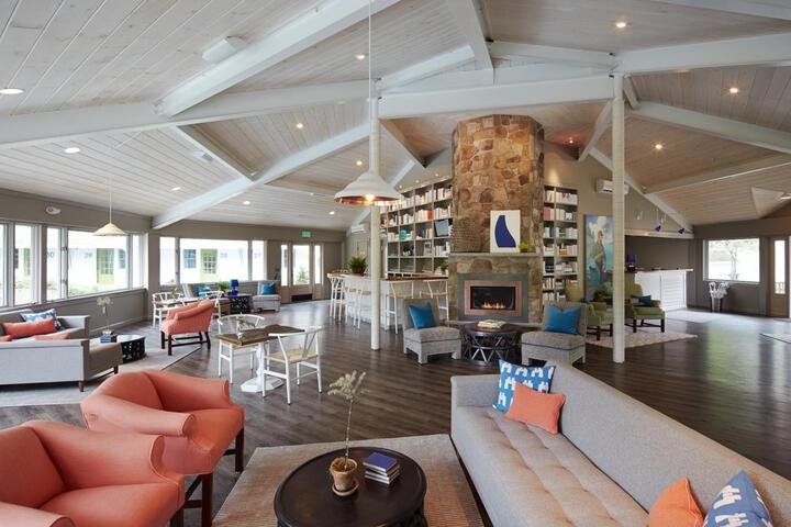 Lounge 10 of 24