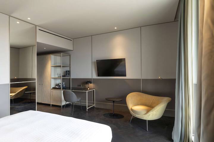 Room 42 of 151