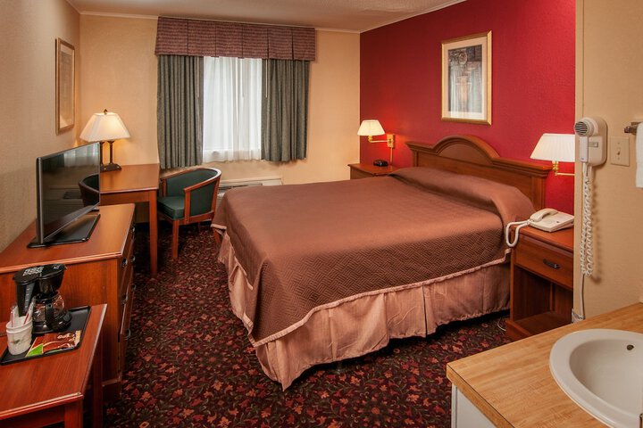 1 Queen Bed (7 of 7)