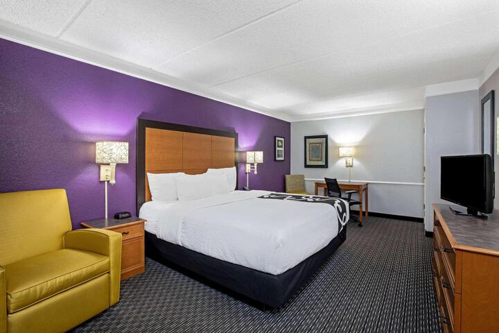 1 King Bed (3 of 19)