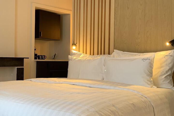 Room 2 of 65