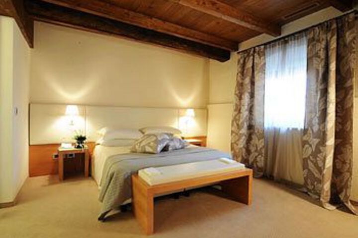 Room 13 of 26