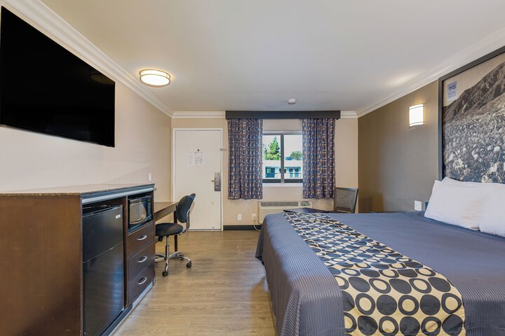 Room 10 of 42