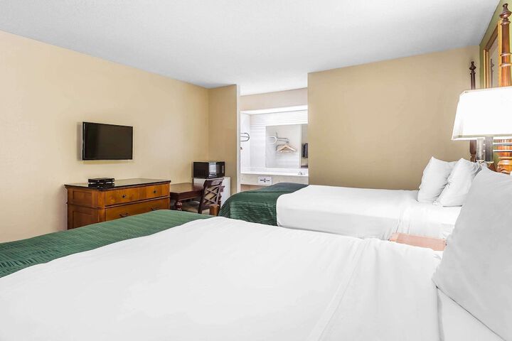 1 Queen Bed Accessible (10 of 12)