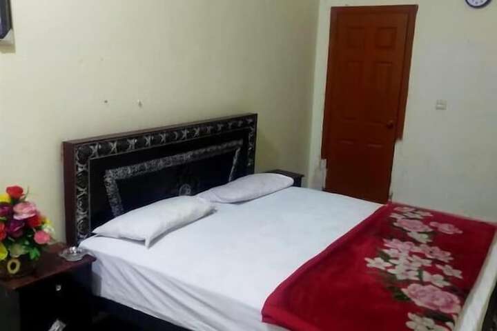 Room 4 of 12