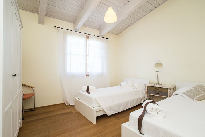 Room 25 of 580