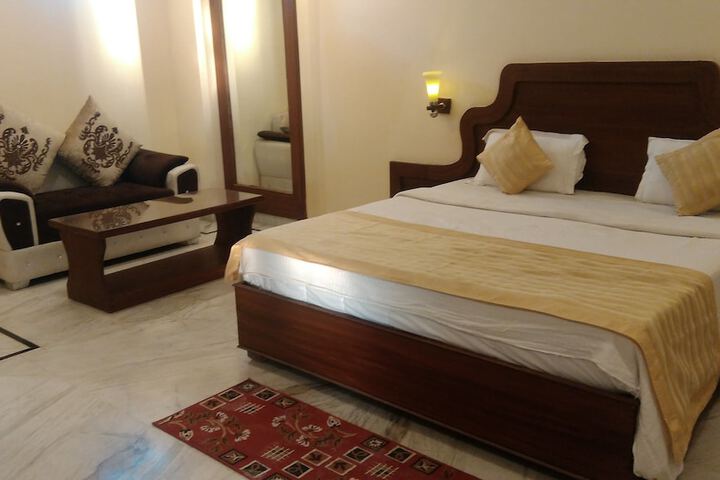 Room 4 of 32