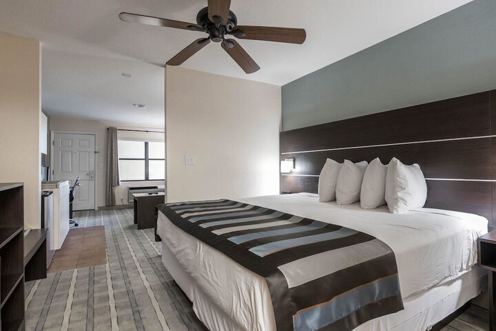1 King Bed Mobility Hearing Impaired Accessible Room Roll in Shower (4 of 24)