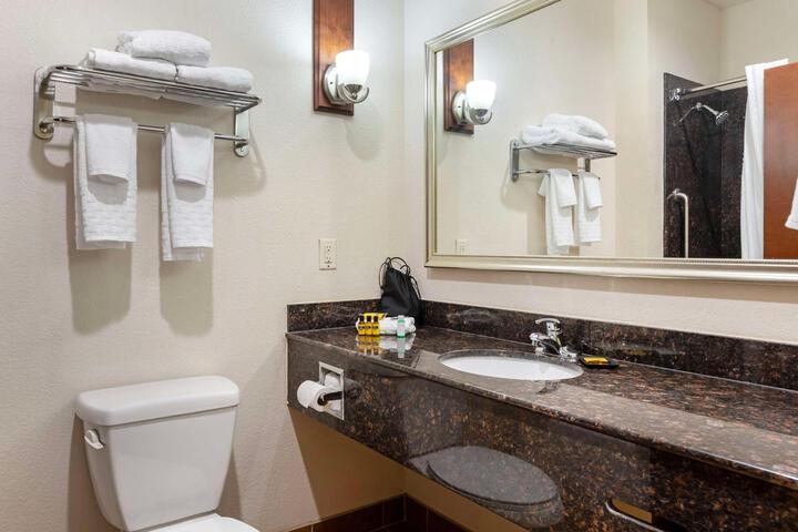 1 King Bed High Speed Internet Accessible Microwave and Refrigerator Flat Screen Television Desk Full Breakfast (4 of 14)