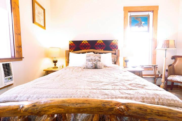 Lodge Premium Cabin Queen Bed (4 of 79)