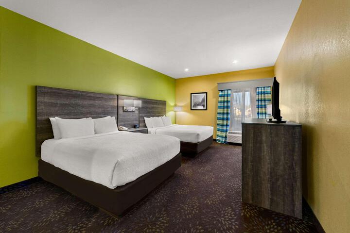 2 Queen Beds (1 of 9)