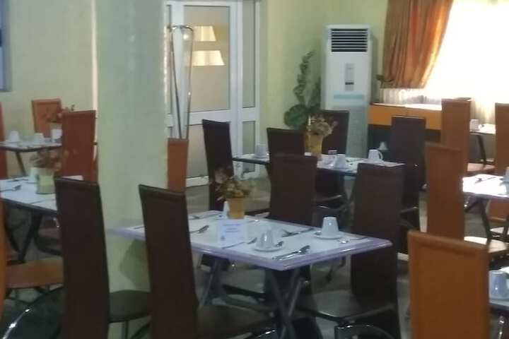 Dining 18 of 23