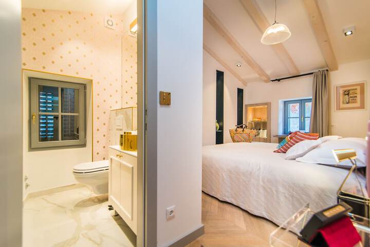 Room 27 of 192