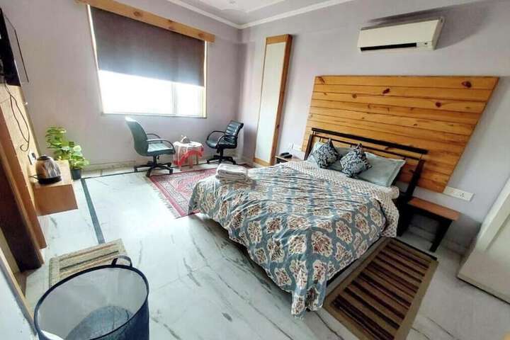 Room 4 of 17