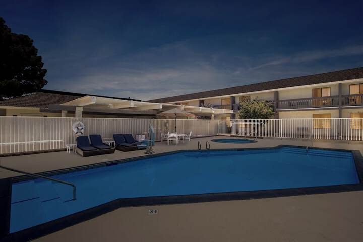 Hotel Pool
