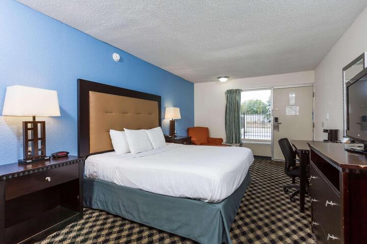1 King Bed (8 of 12)