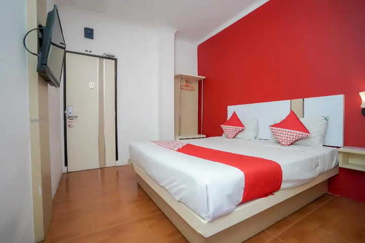 Room 4 of 9