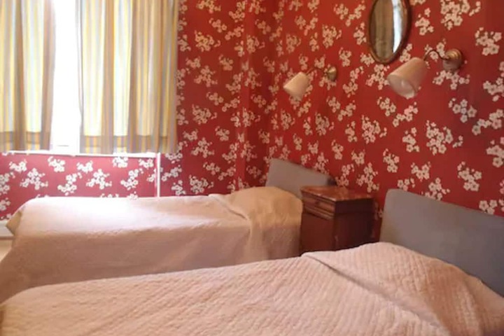 Room 6 of 16