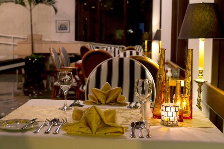 Dining 32 of 33