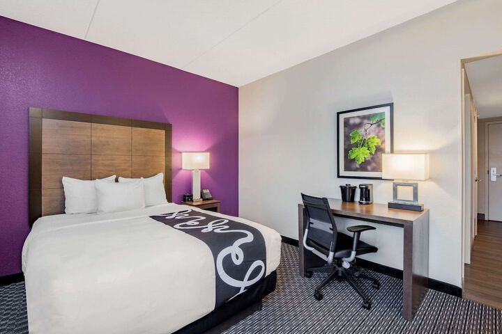 1 Queen Bed (1 of 24)