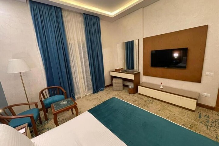 Room 8 of 37