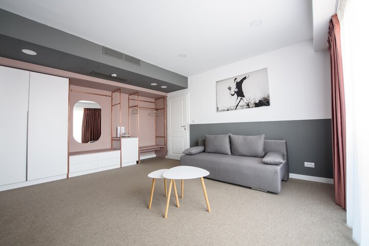 Room 17 of 28