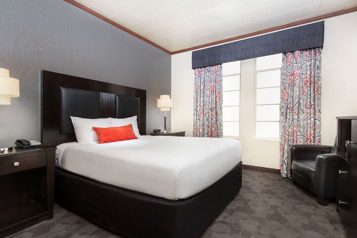 1 Queen Bed (9 of 9)